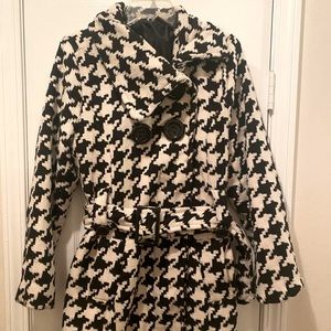 1x Houndstooth coat w/ buckle and button details